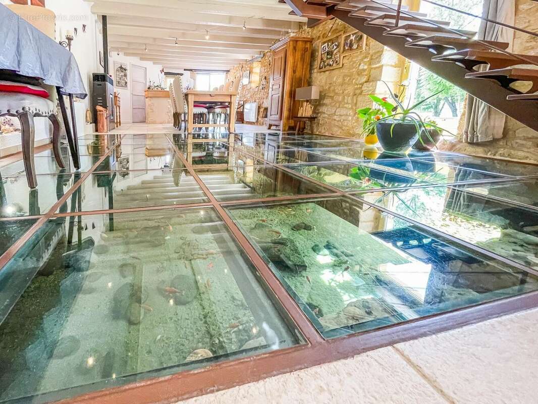 Propriété en pierre de cinq chambres avec piscine d'eau salée et oasis naturelle à Plazac. - photo 9