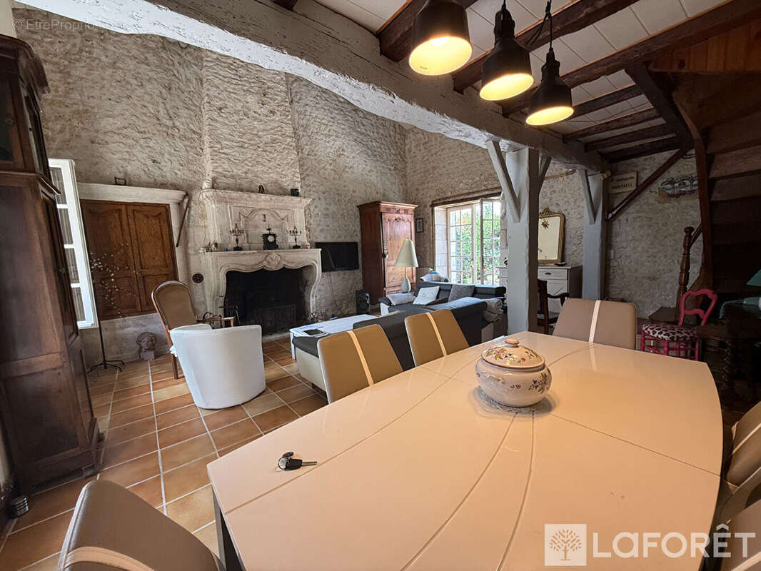 Exclusivité laforet  - maison de caractère - 4 chambres - grand terrain - proche saintes - photo 4