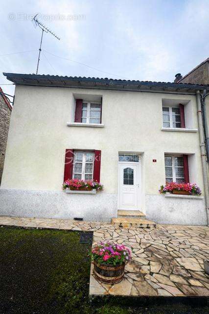 Maison à AUNAC