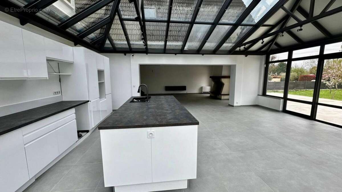 Propriété d'exception  221 m² de luminosité sur  presque 3 000 m² de terrain - photo 3
