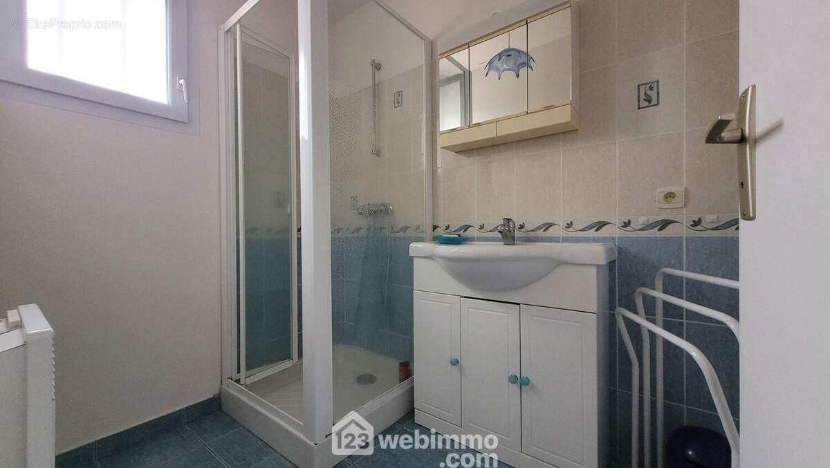 Une salle d'eau et un WC séparé - Maison à LONGEVILLE-SUR-MER