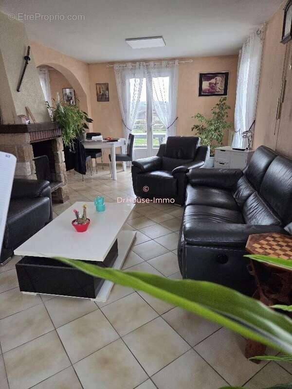 Maison à CREUZIER-LE-VIEUX