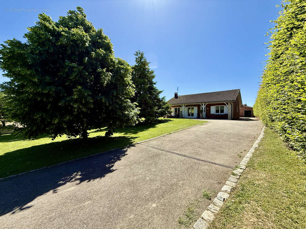 Maison à CRUZILLES-LES-MEPILLAT