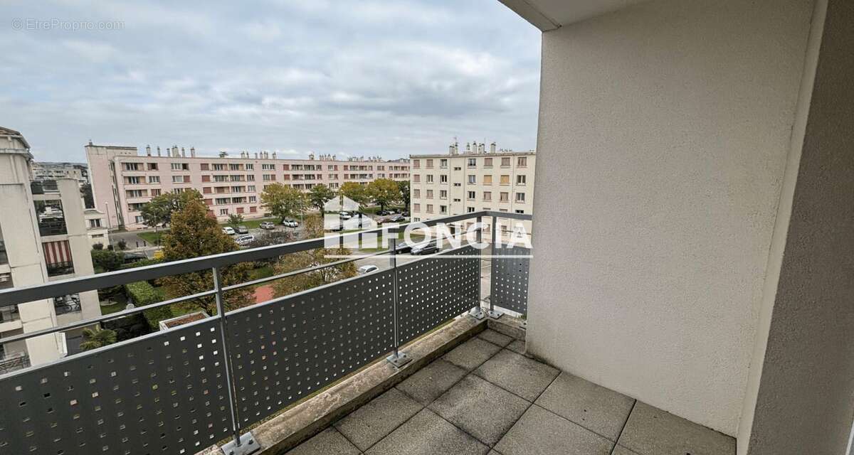 Appartement à DECINES-CHARPIEU