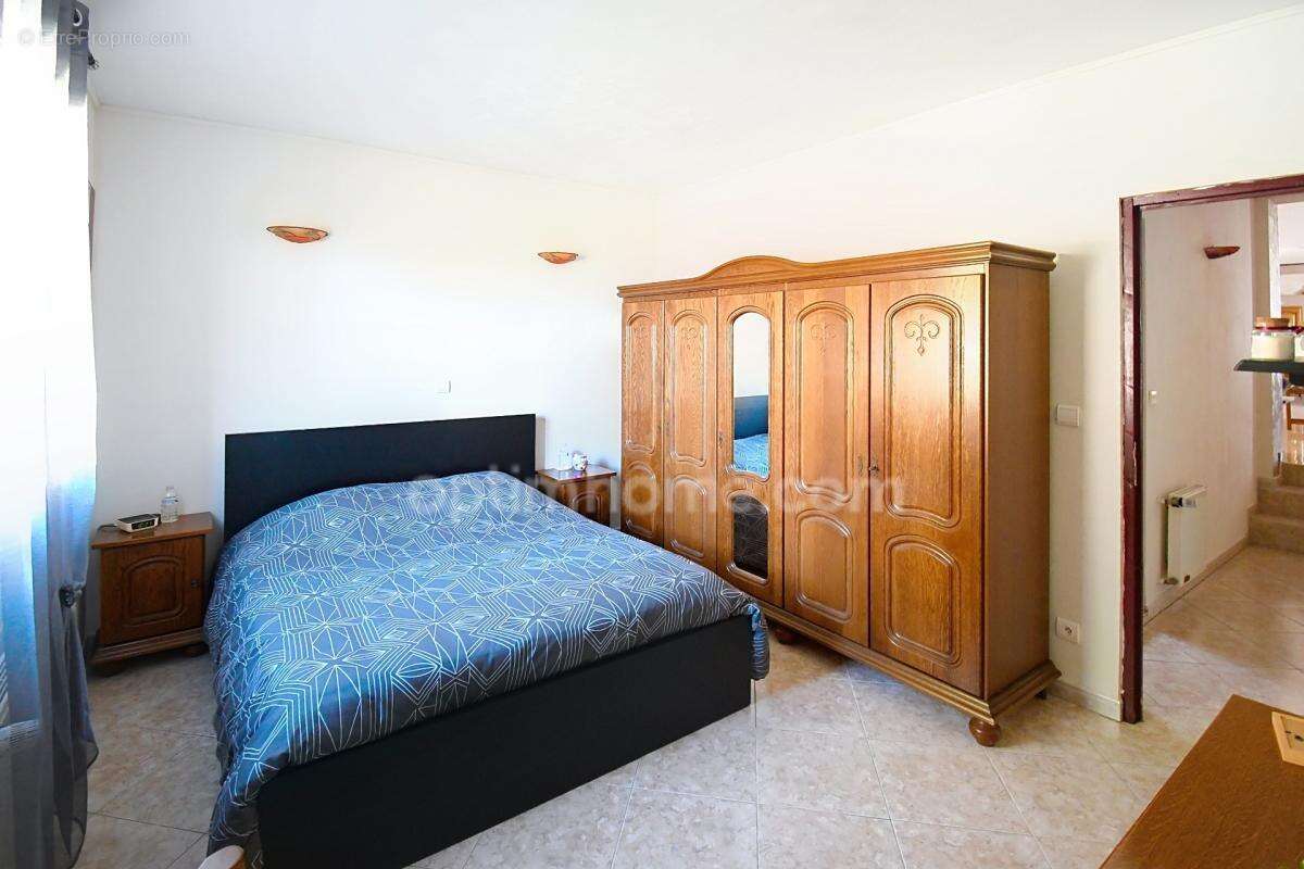 Maison plain pied 129m2 - 3 chambres - 2 garages - terrain 10 ares 45 - 2 terrasses - photo 9