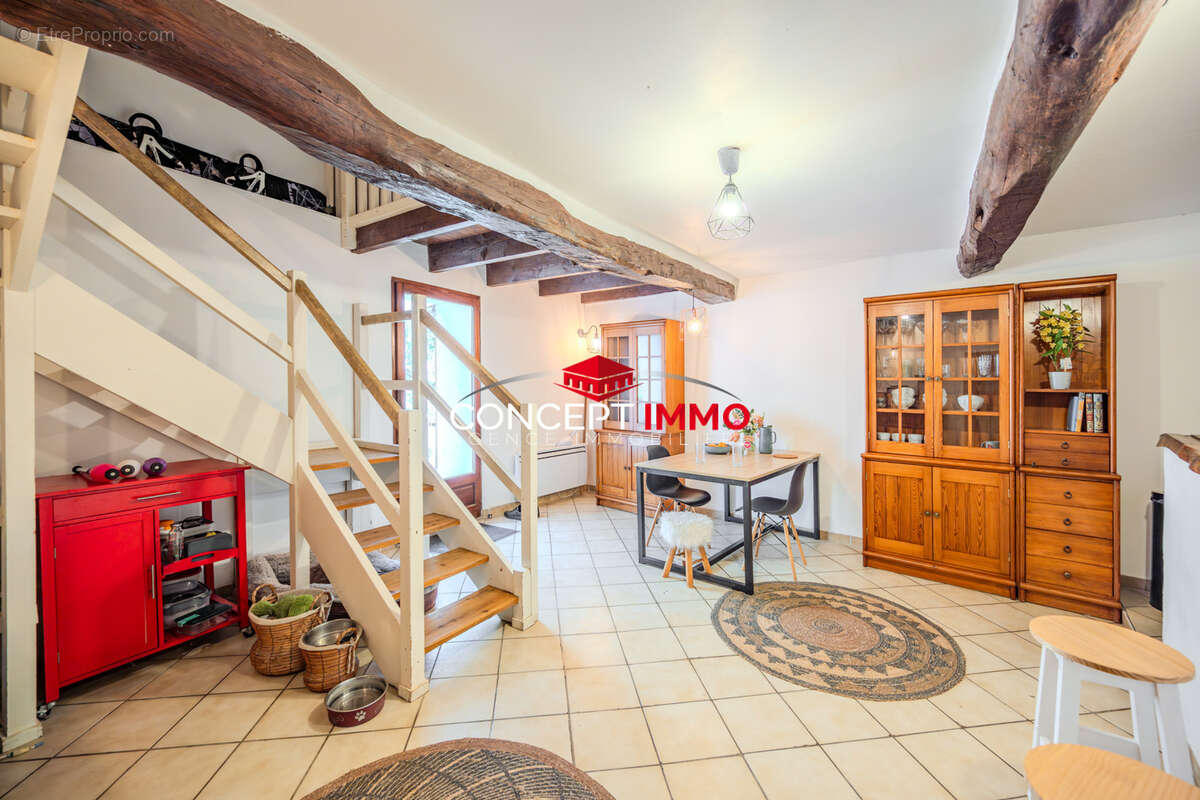 Appartement à MEOUNES-LES-MONTRIEUX