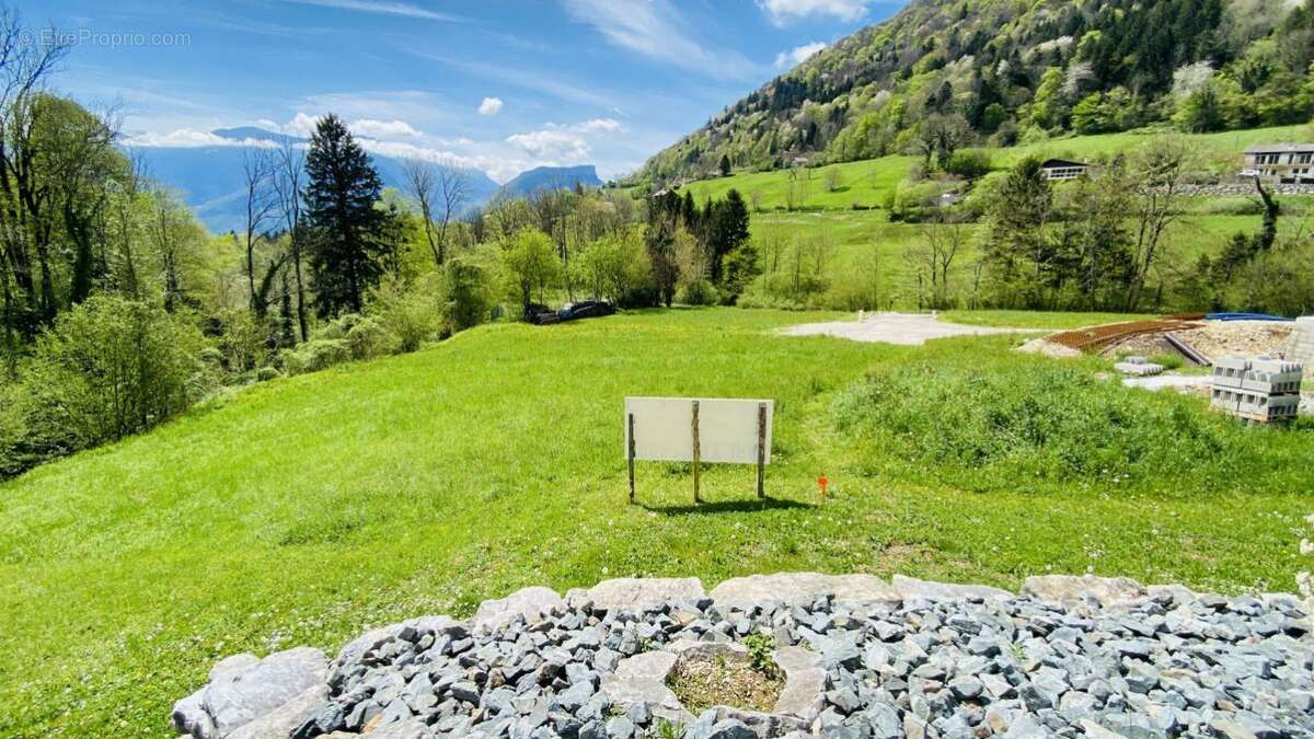 Terrain à POMMIERS-LA-PLACETTE