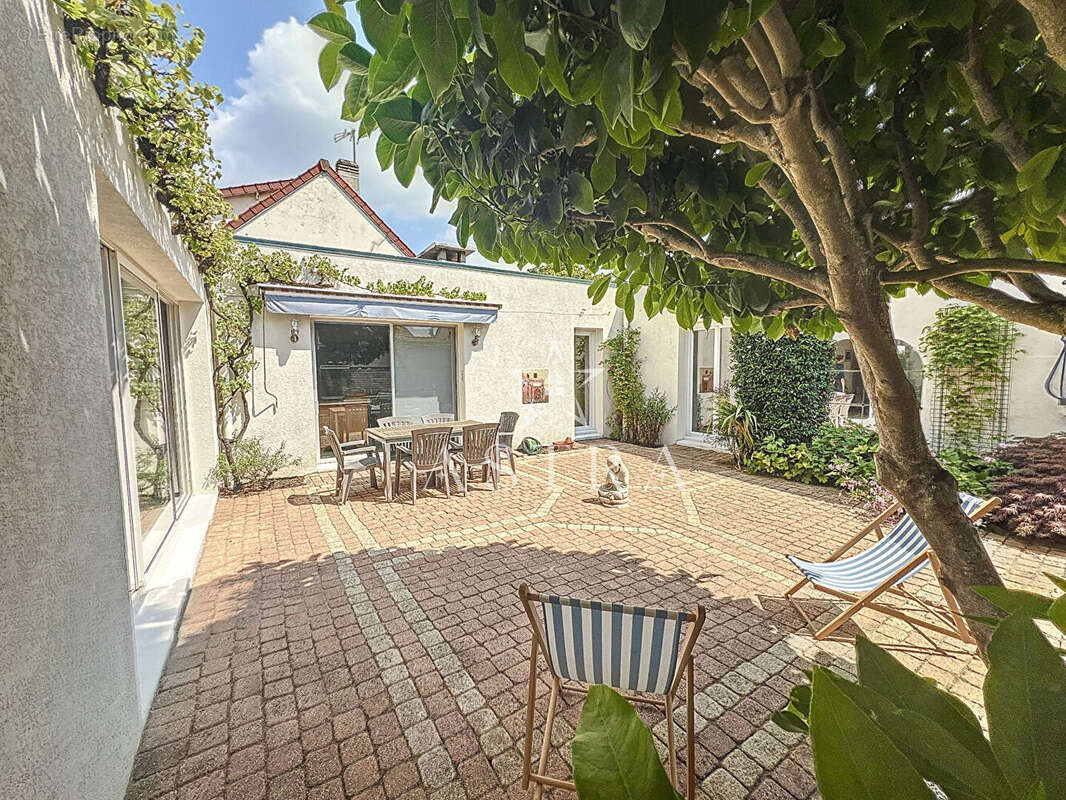 Maison à VERRIERES-LE-BUISSON