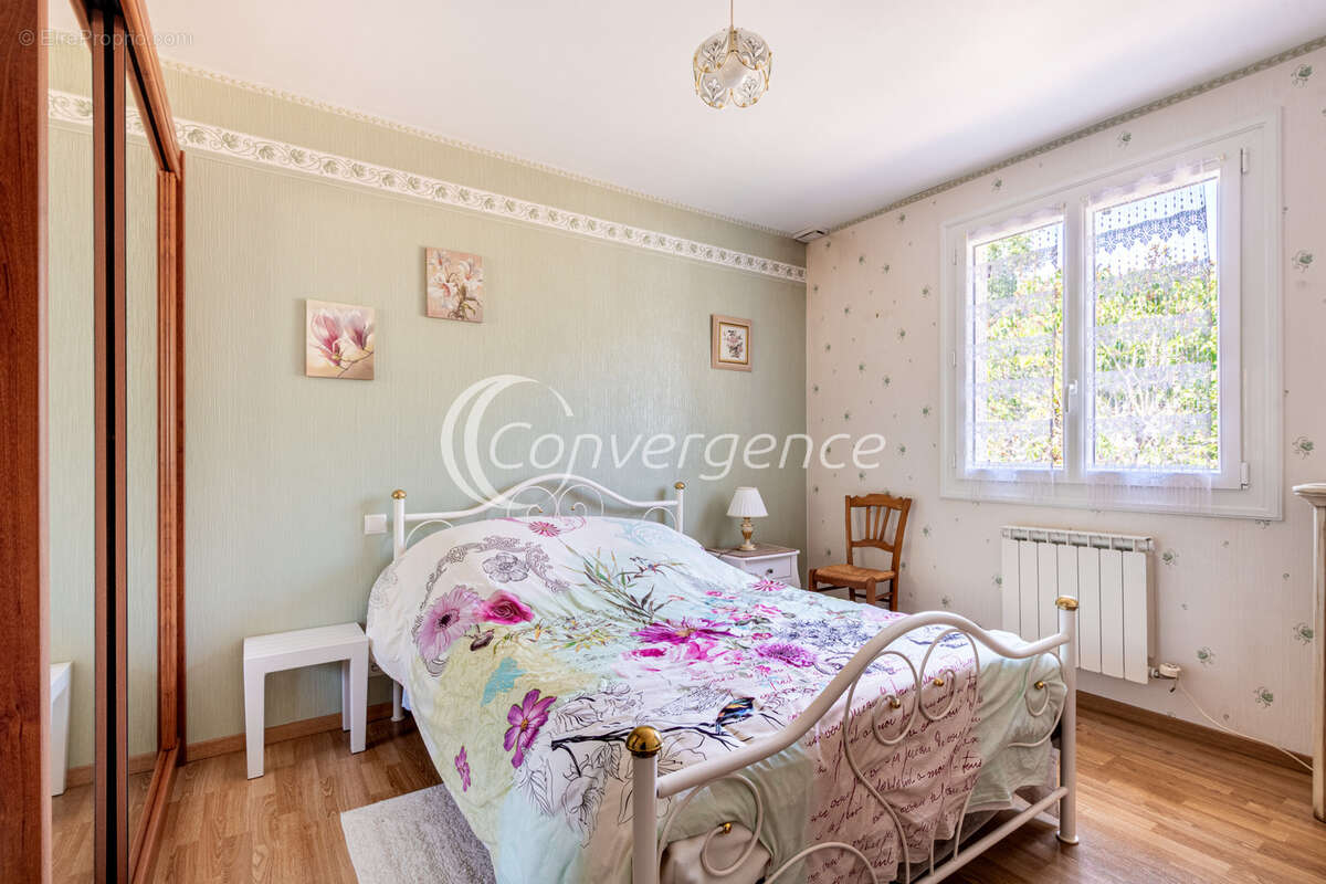 Maison de plain-pied de 105m2 avec garages, jardin et dépendances - photo 10