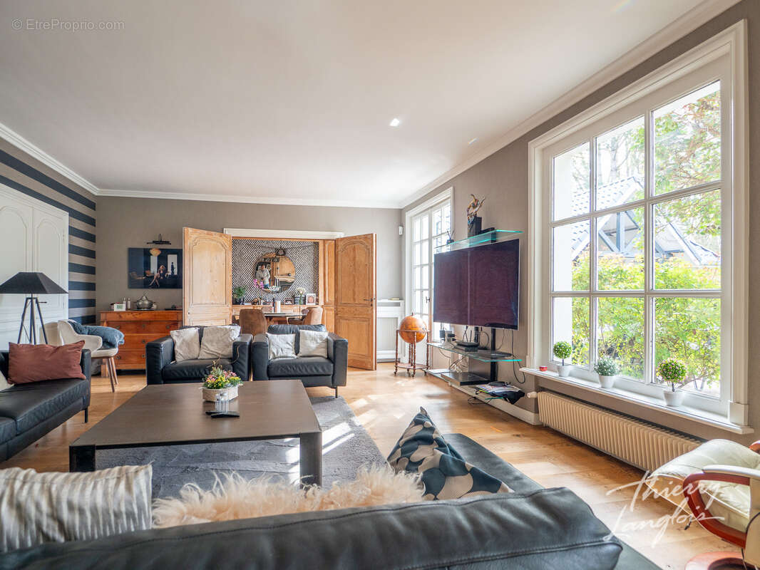 Demeure d’exception avec parc paysagé, piscine et écurie - photo 9