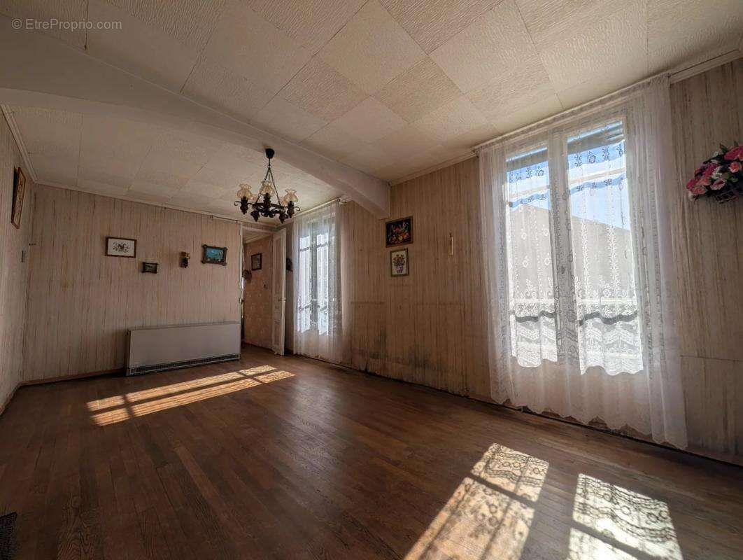 Maison à LES CLAYES-SOUS-BOIS