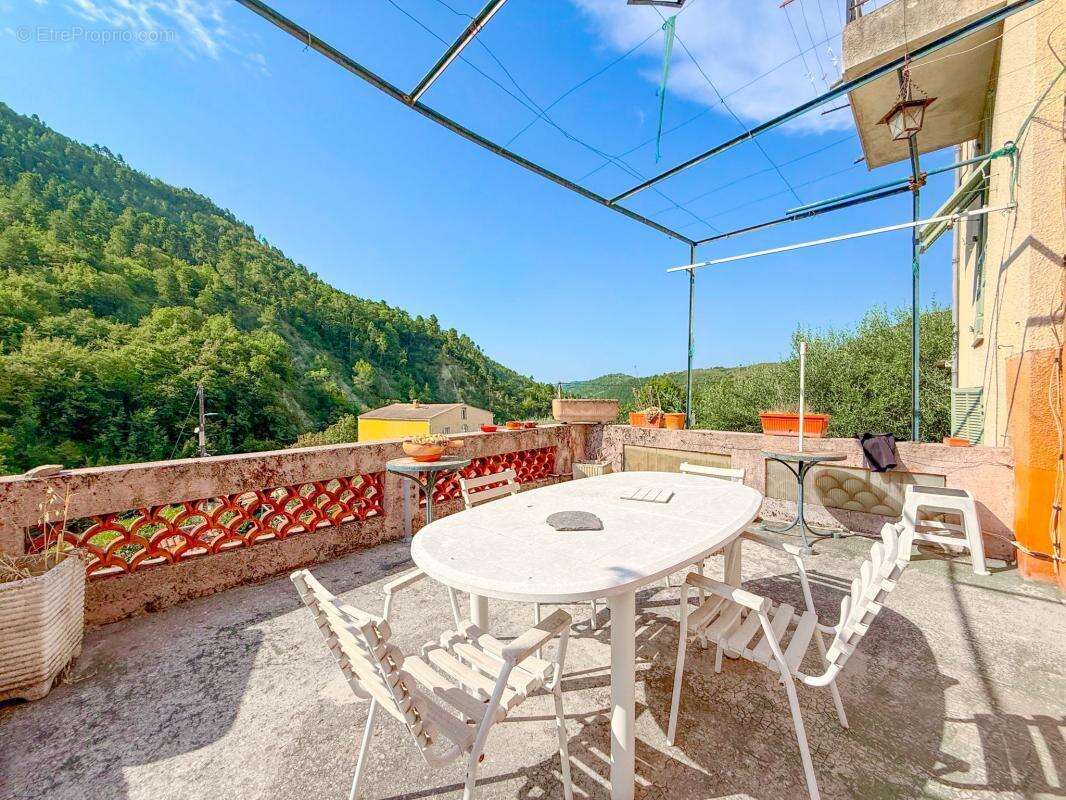 Maison de Maître à vendre à LUCERAM 160 m² 4 chambres jardins terrasses caves - photo 2