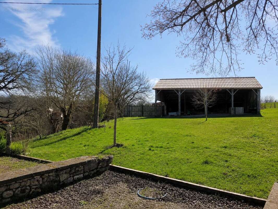 Maison de campagne avec dépendances. - photo 15