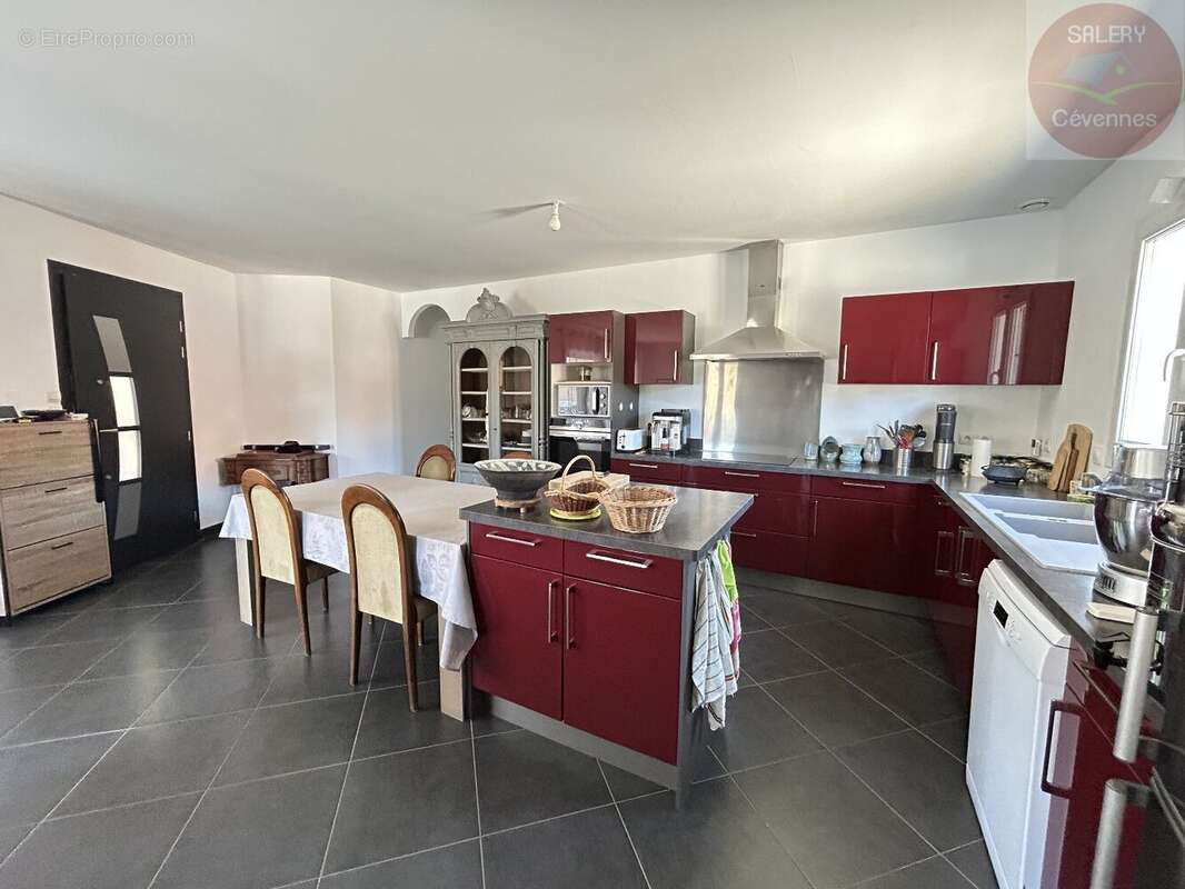 Une maison prête à vivre avec jardin paysager et piscine - photo 7