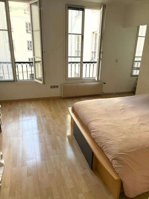 Appartement à PARIS-1E