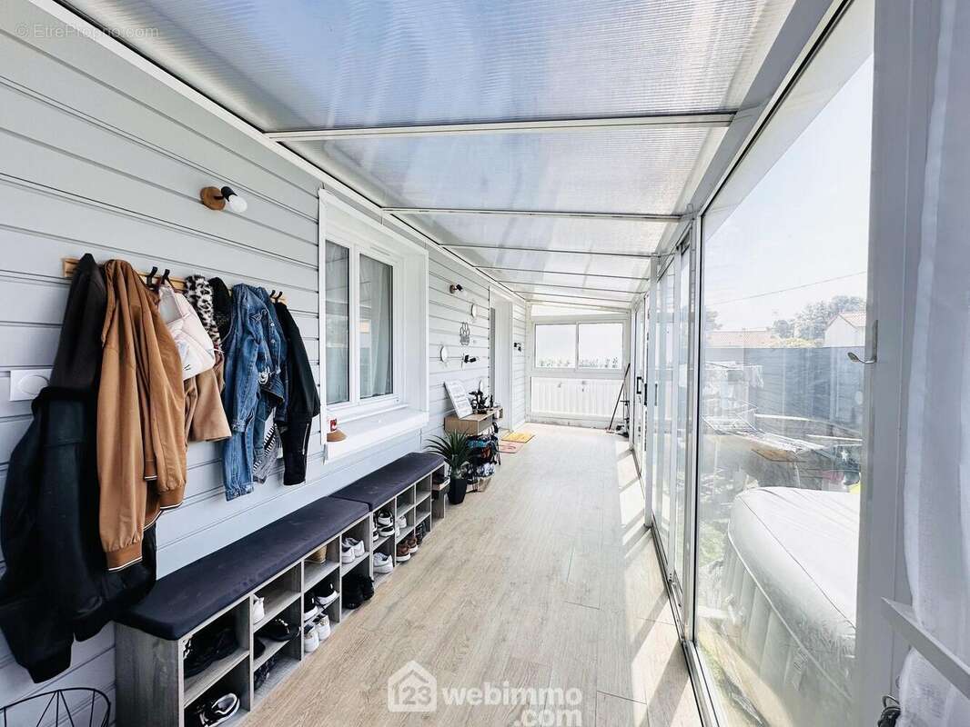 Veranda d'entrée donnant sur le jardin interieur. - Maison à JARD-SUR-MER