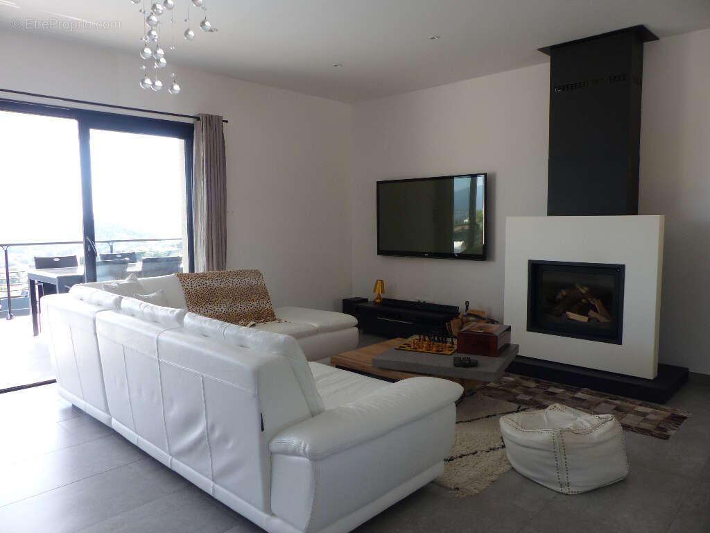 Villa Afa  contemporaine 6 pièce(s) 232 m2 F4+F2 avec piscine - photo 8