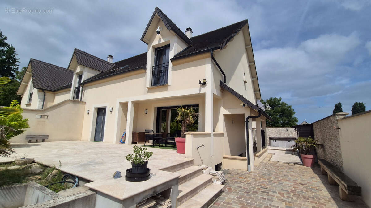 Maison à SAINTE-GEMME-MORONVAL