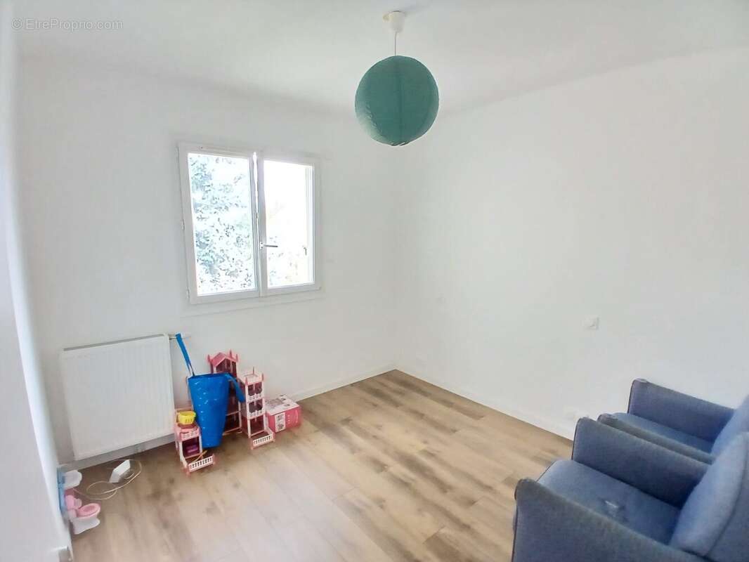 Chambre 2 (9m²) - Maison à BOISSY-SAINT-LEGER