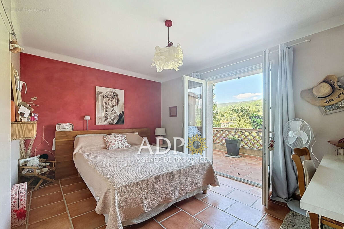 Maison à CHATEAUNEUF-GRASSE