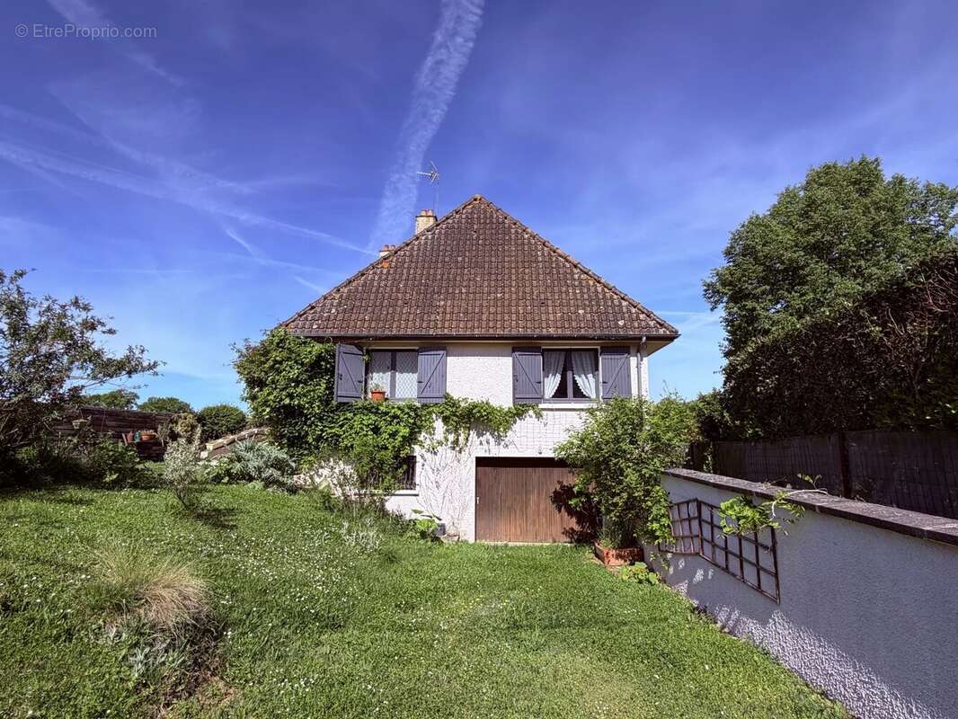 Maison à LUSSAC-LES-EGLISES