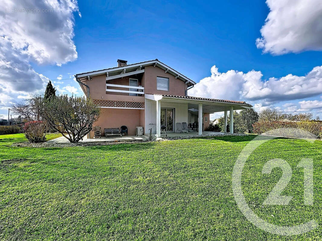 Maison à SAINT-ETIENNE-DE-TULMONT