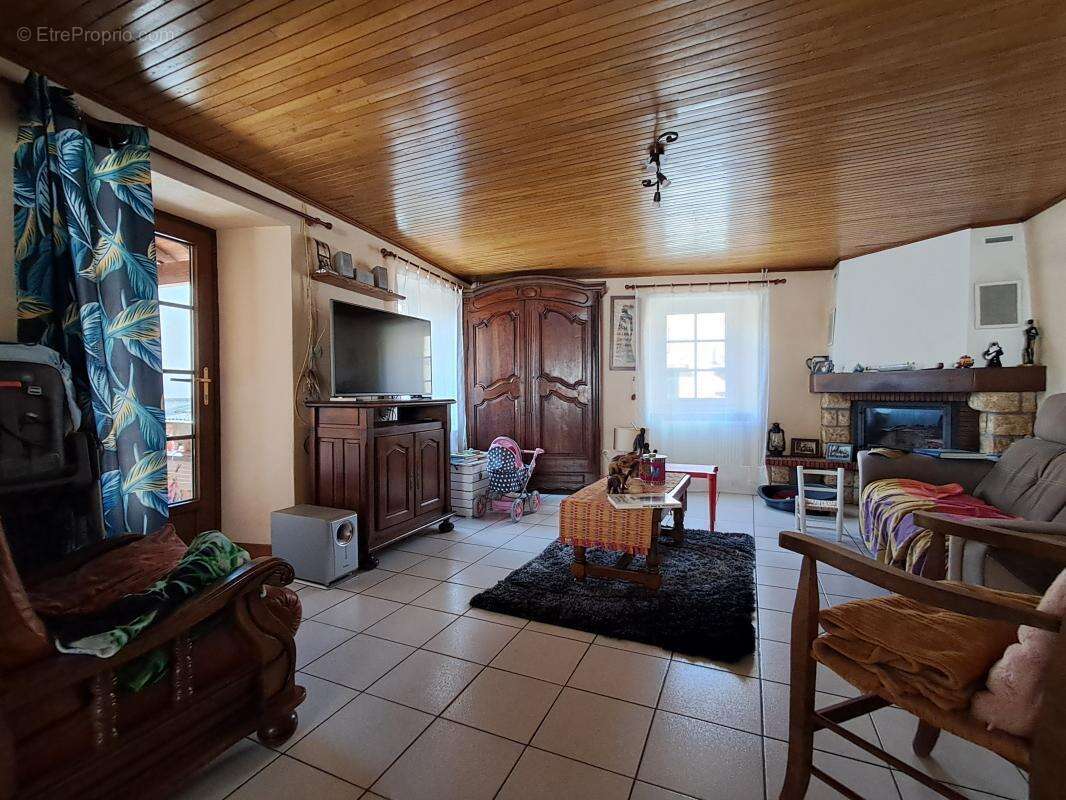 Maison à LAVAL-ROQUECEZIERE