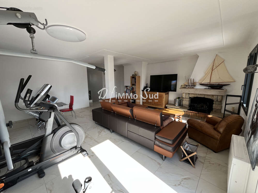 Maison T7 de 202 m2 vivable de plain-pied avec piscine, extérieur, garage et places de parking - photo 16