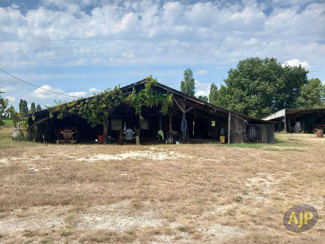 Parking à GAILLAN-EN-MEDOC