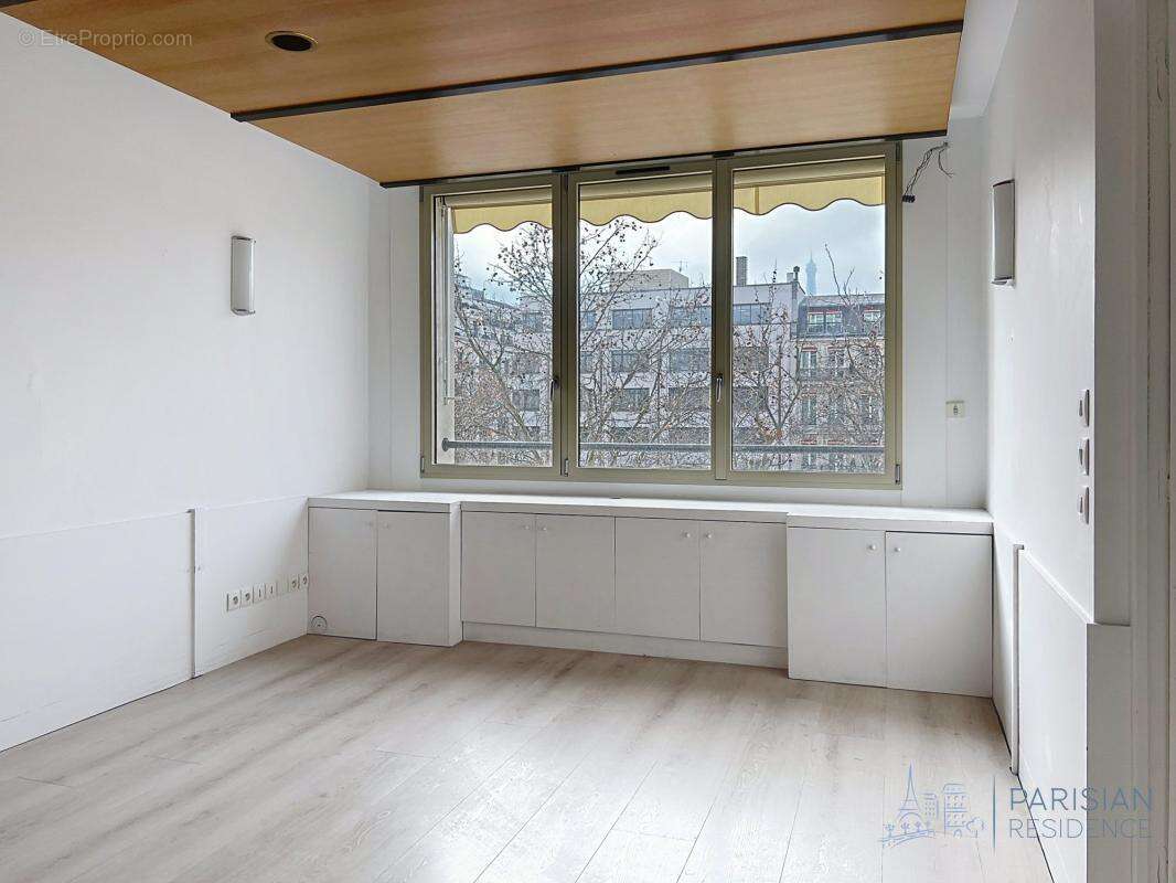Commerce à PARIS-8E