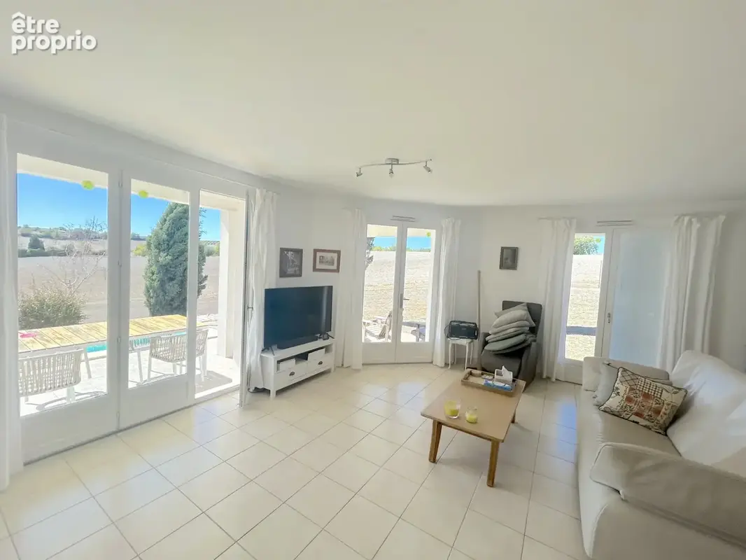 Coup de coeur pour cette magnifique maison avec piscine et vues dégagée sur terrain de 8249m2 - photo 3