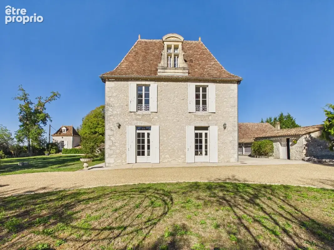 Élégante maison de maître, seconde maison périgourdine et dépendances sur près de 2,5 hectares de parc arboré - photo 2