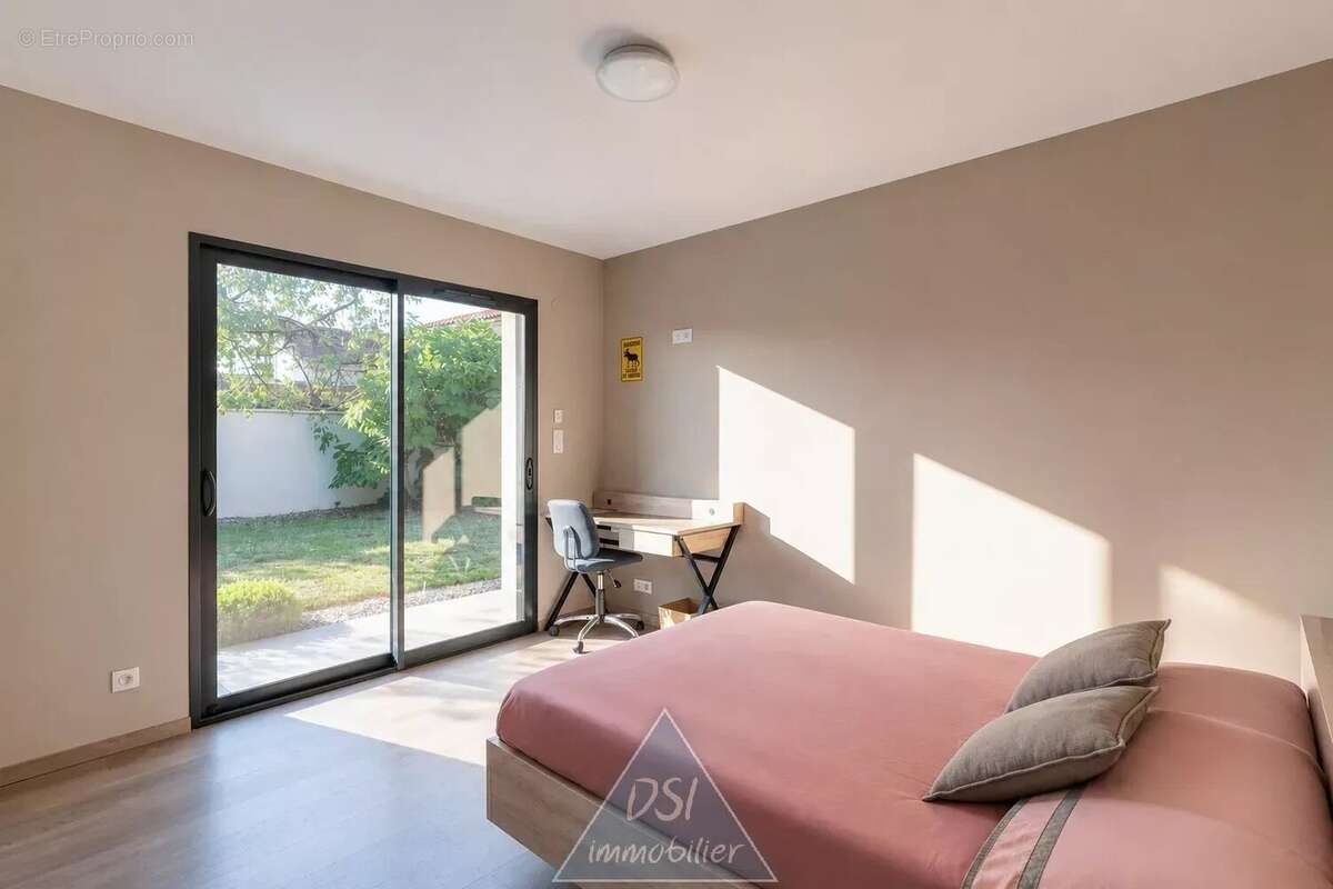 Maison d'Architecte Contemporaine de 210 m² – Piscine, Jacuzzi sur terrain clos de 1 487 m² – Centre de Dagneux - photo 9