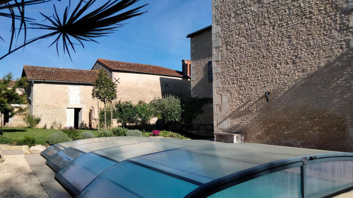 OVERVIEW - Maison à USSON-DU-POITOU