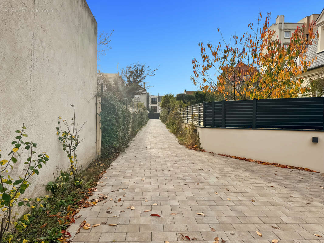 COURBEVOIE 92, Rue Hoche - Maison familiale avec jardins de 111m2 habitables + plus de 52m2 d'annexes (garage - photo 3