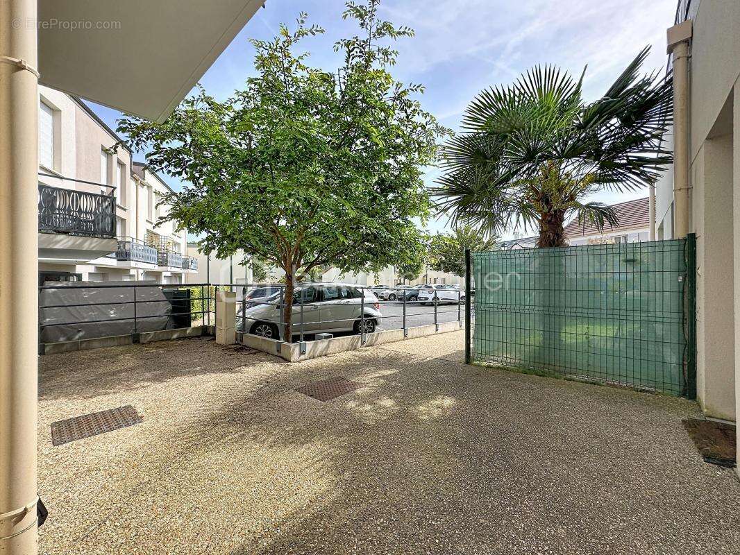 Appartement à THIVERVAL-GRIGNON