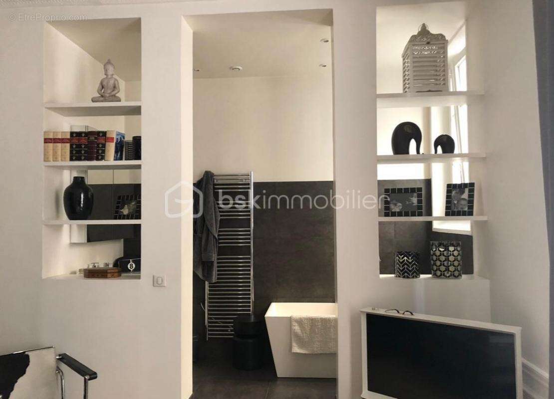 Neuilly-sur-Seine – Saint Dominique - 5 pièces haussmannien – 126 m² Carrez – Rez-de-chaussée calme et prêt à vivre - photo 12