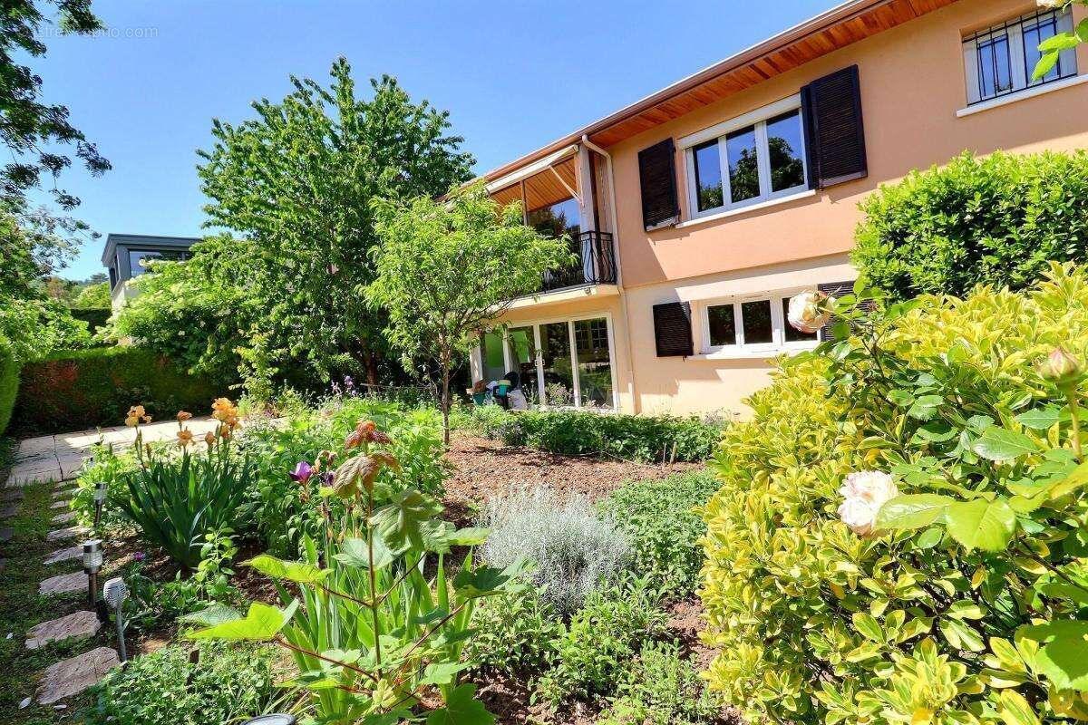 Entre vignes et panorama : Fixin – 237 m² au cœur de la Côte de Nuits, 2 logements indépendants dans un cadre d’exception - photo 9