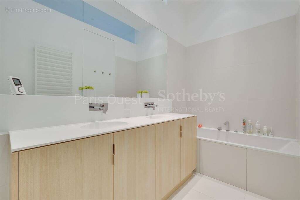 Appartement à PARIS-16E