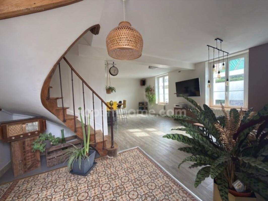 SAINT CYR SOUS DOURDAN. Maison de charme rénovée 120 m² – Suite parentale – Garage – Dépendances – Jardin 424 m² – Terrasse 35 m - photo 2