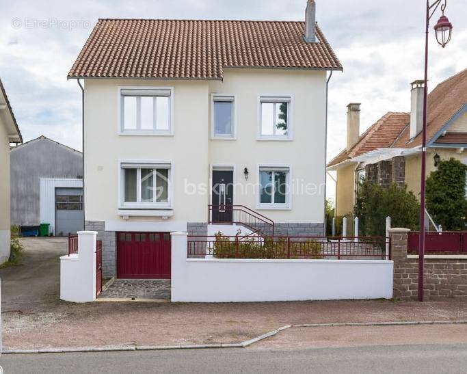 Maison à PIERRE-BUFFIERE