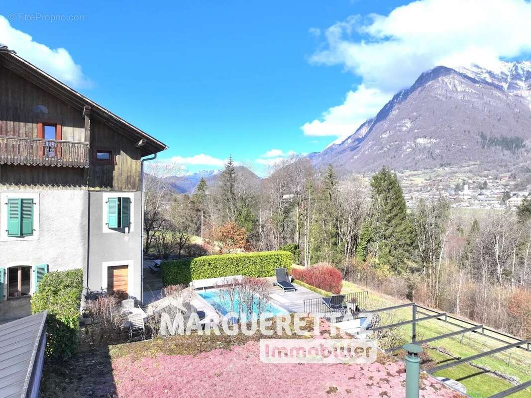 Maison à LA RIVIERE-ENVERSE