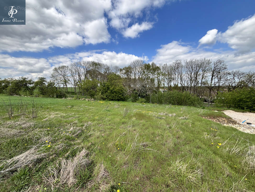 Terrain à HAUTEVILLE-LES-DIJON