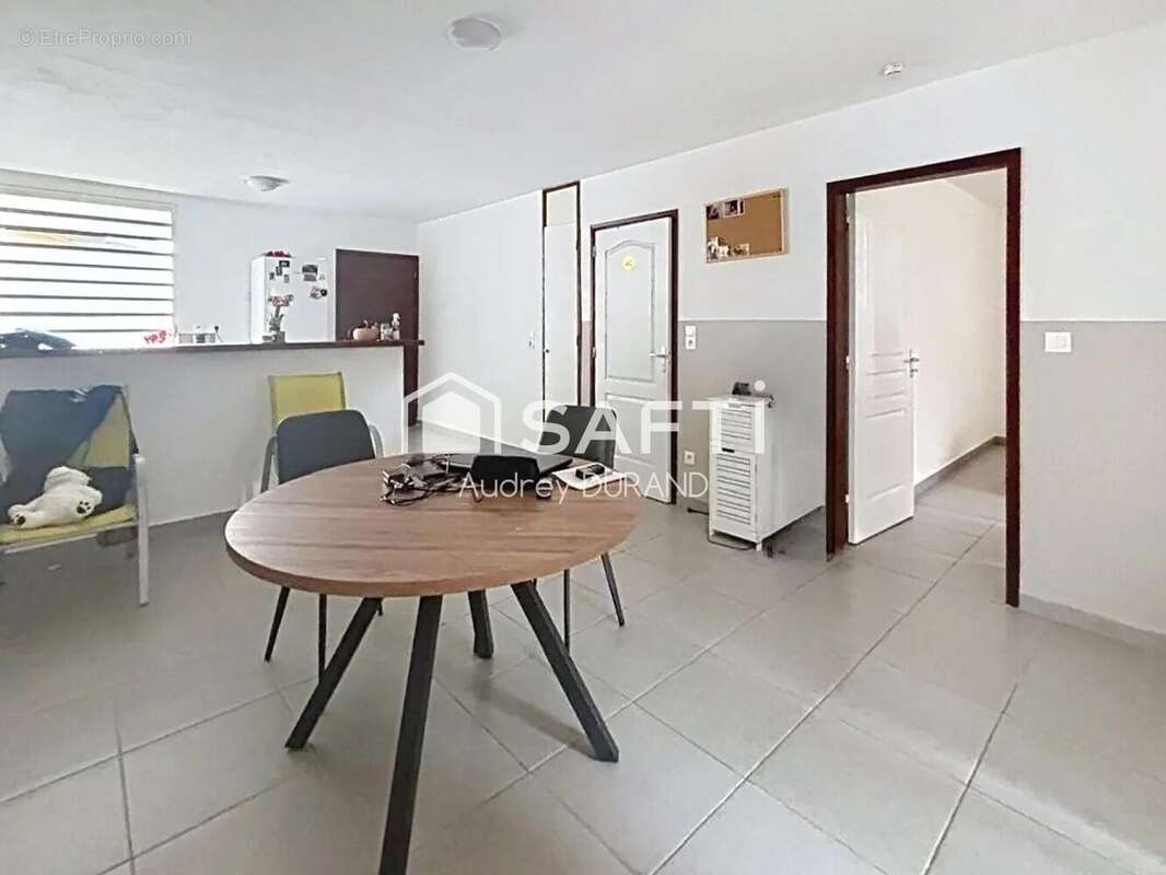 Photo 2 - Appartement à REMIRE-MONTJOLY