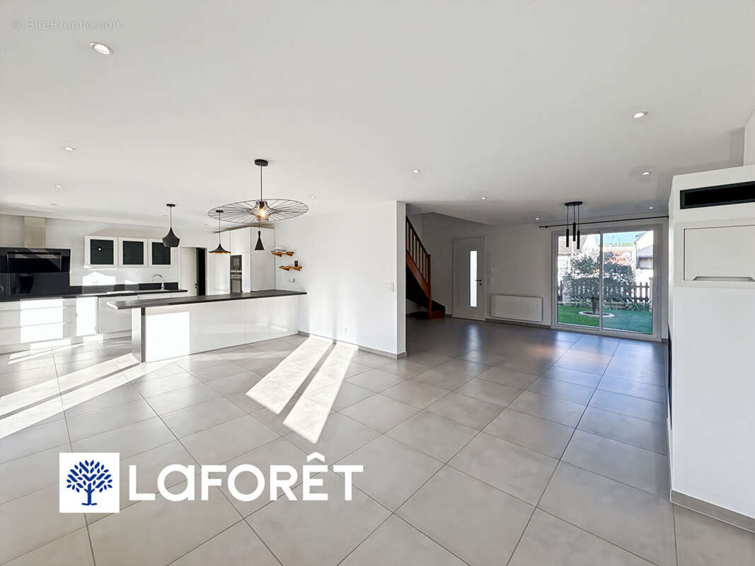 Maison à SAINTE-GENEVIEVE-DES-BOIS