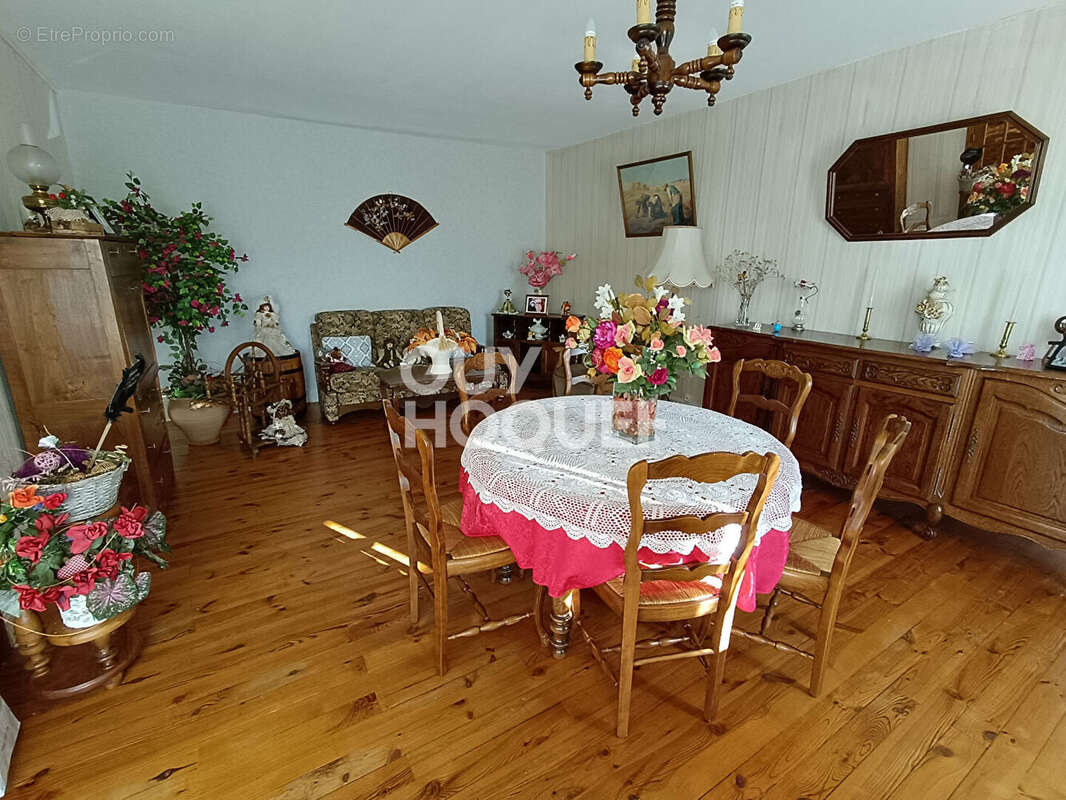 Appartement à NOIRETABLE