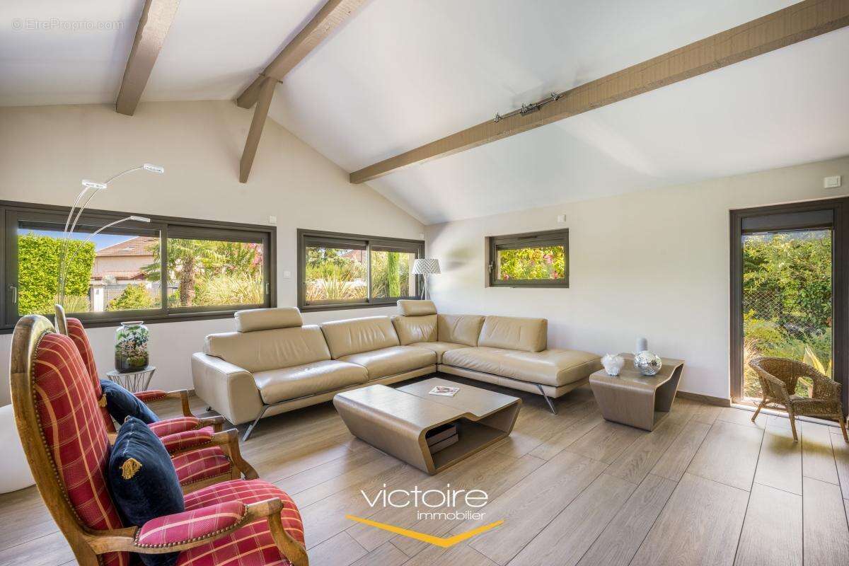 GENAS - Maison T5 avec jardin paysagé de 804 m2 avec piscine - photo 5