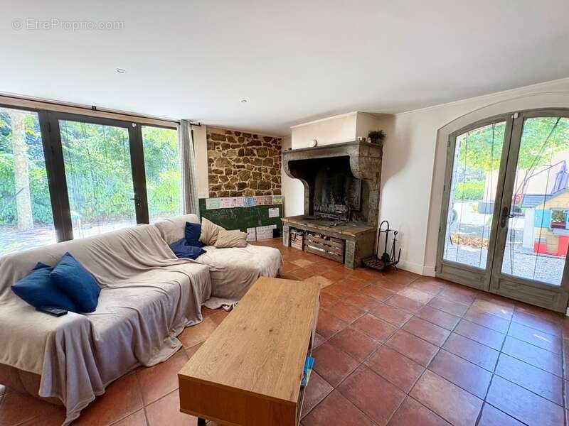 Magnifique maison en pierre de caractère avec annexes à Fayence (175 m² habitables + 126m2 de dépendances) (83) - photo 9