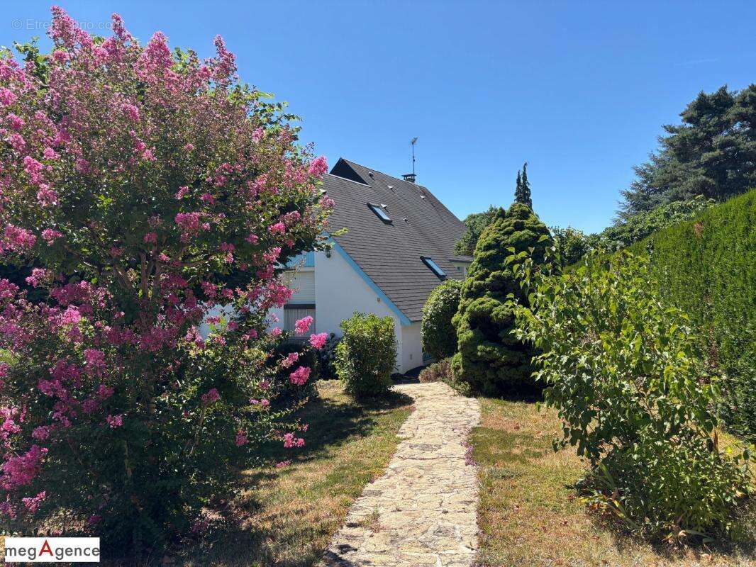 Maison familiale 175 m² – Piscine, jardin paysager et logement indépendant - photo 2