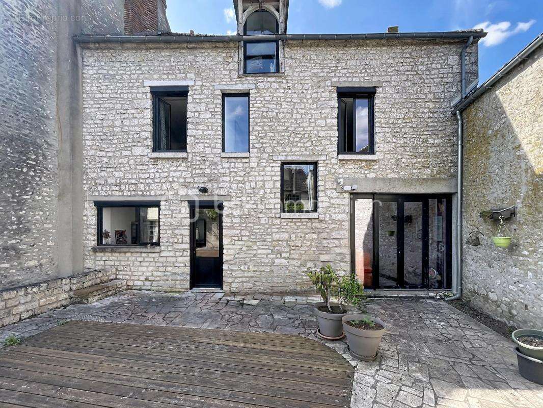 Maison de ville familiale avec dépendance et fort potentiel - photo 2